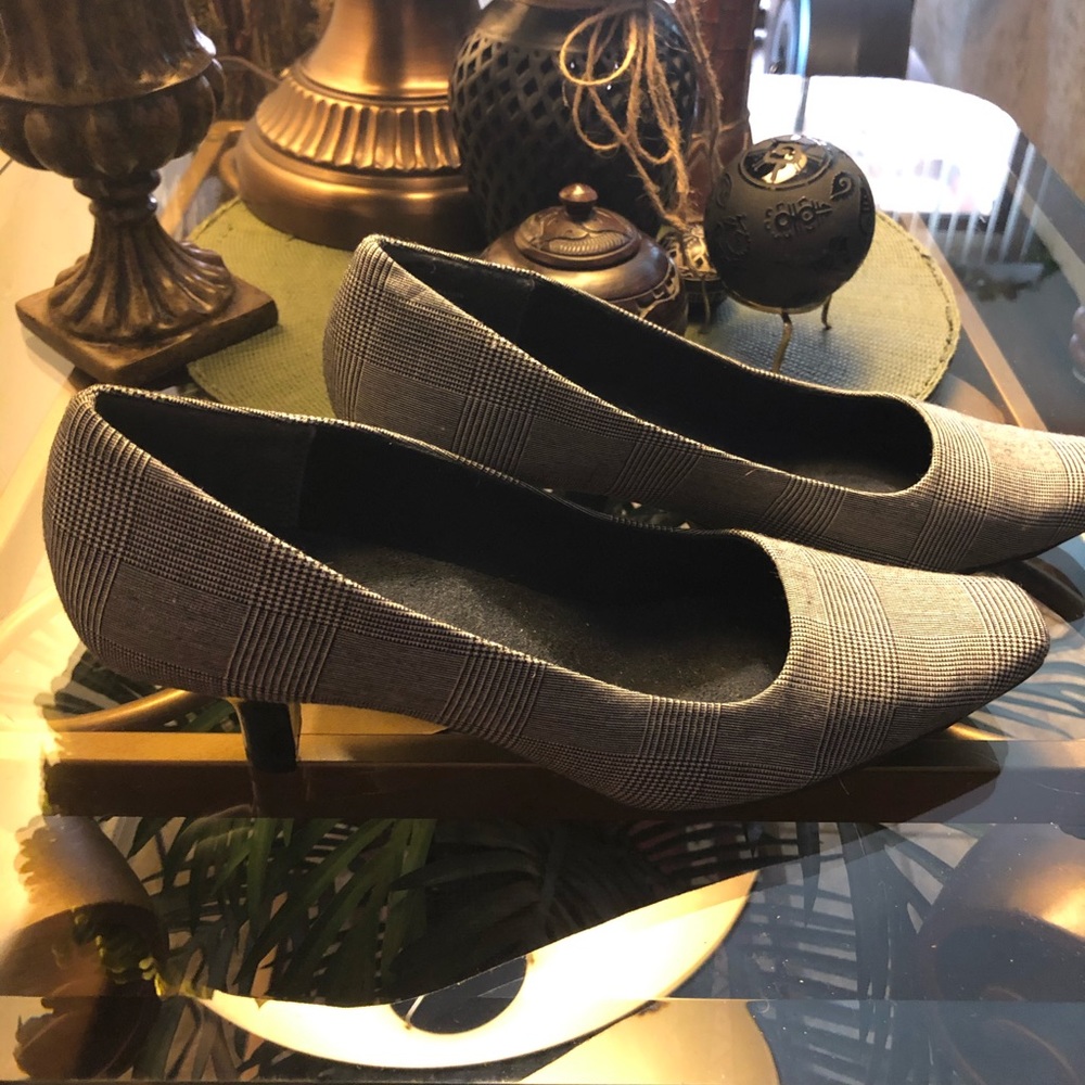 Black and white low pumps